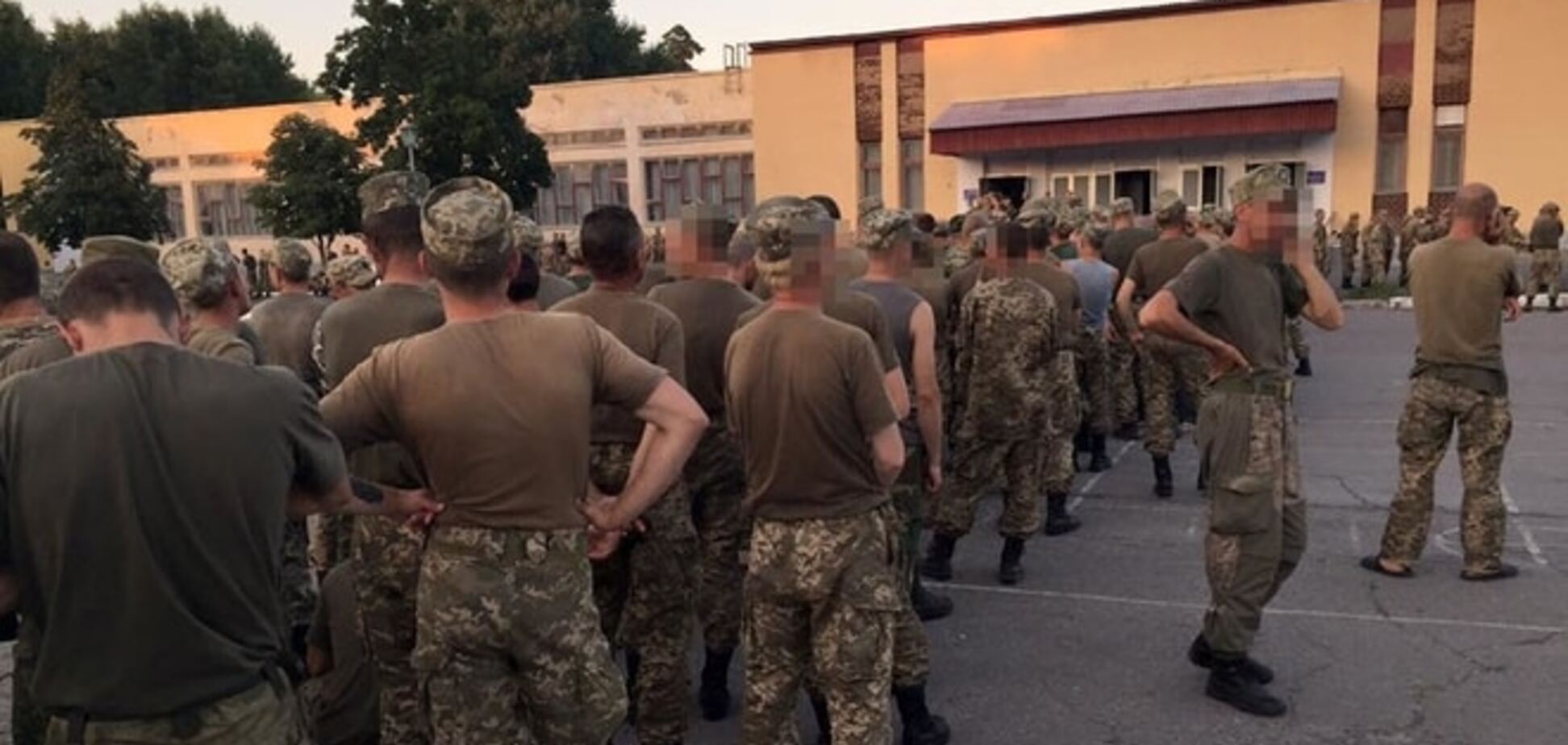 В Украине солдаты стоят в огромных очередях, чтобы поесть: фотофакт