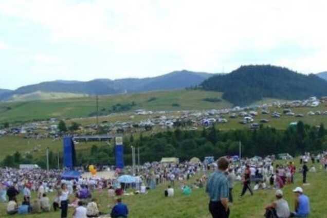 На львівському етнофестивалі некероване авто врізалося в людей