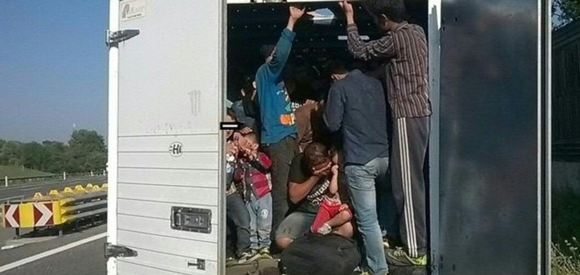 В Австрии в небольшом грузовике ехали 86 мигрантов: фотофакт