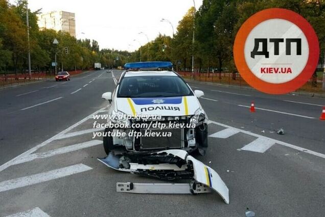 В Киеве произошло ДТП с участием авто полиции: есть пострадавший