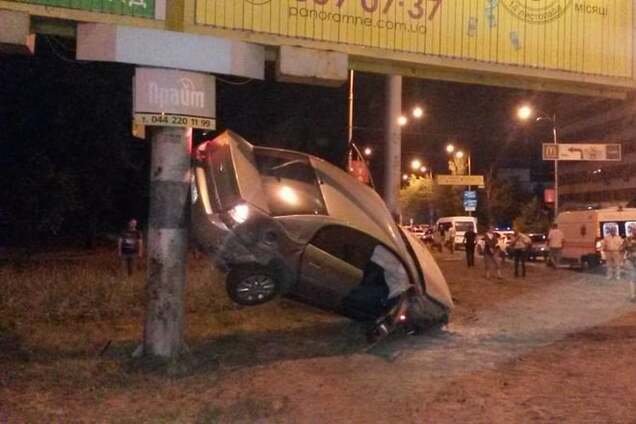 'Забил гол своим авто'. В Киеве водитель 'не вошел в поворот': фото с места ДТП