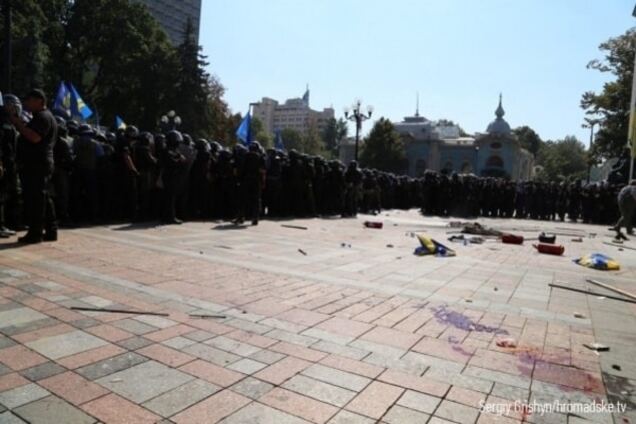 Территорию вокруг Рады убрали, ее охраняют несколько милиционеров