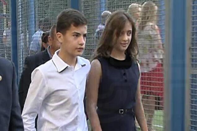 Дети Порошенко пришли на первый звонок с охраной: опубликовано видео