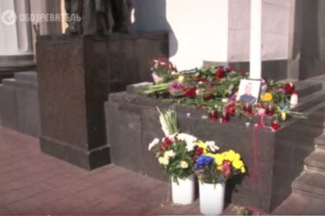 Под Радой пока все спокойно: цветы, милиция и никаких митингующих