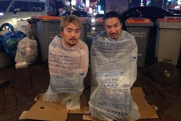 Сеть охватило новое безумие: пользователи делают селфи в пакетах