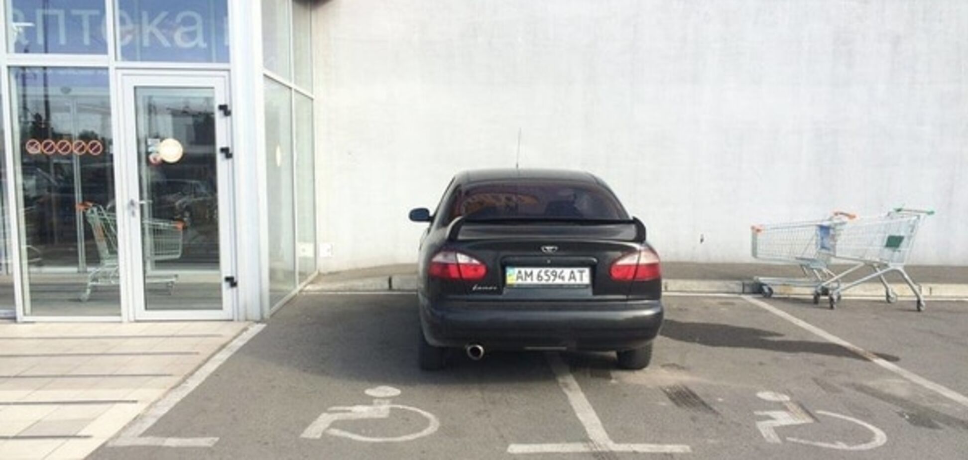 'Инвалид в квадрате'. В Киеве водитель стал 'супергероем парковки'