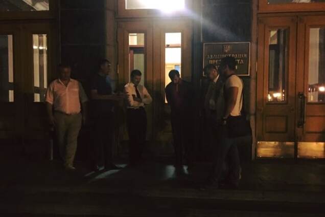 Ляшко заявил, что его депутату сломали ребро, и попытался прорваться к Порошенко