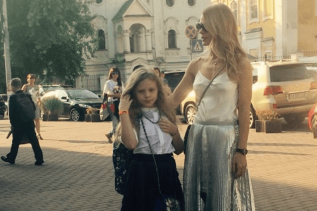 Притула отвел сына в школу с патриотическим рюкзаком, а сын Потапа в вышиванке нес звонок