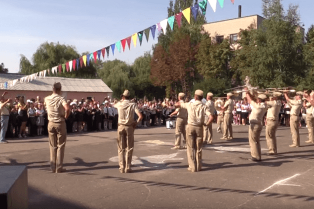 Военные на 1 сентября подарили школьникам Славянска шоу с 'огоньком': видеофакт