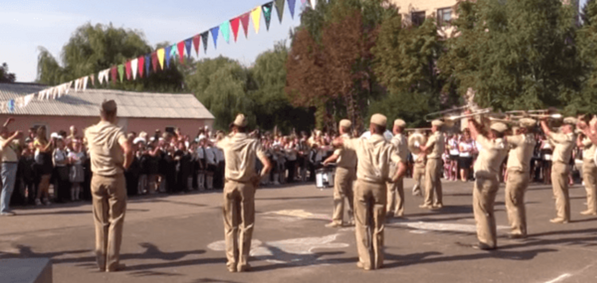 Военные на 1 сентября подарили школьникам Славянска шоу с 'огоньком': видеофакт