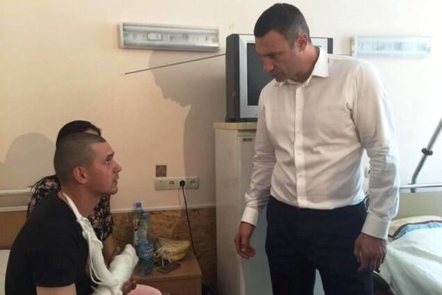 Кличко навестил бойцов Нацгвардии и правоохранителей, пострадавших возле Рады