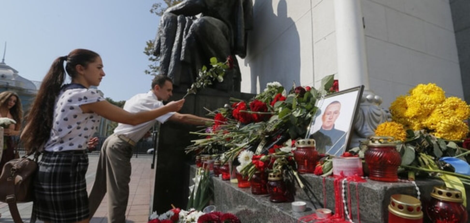 Киевляне продолжают нести цветы к месту гибели бойцов под Радой