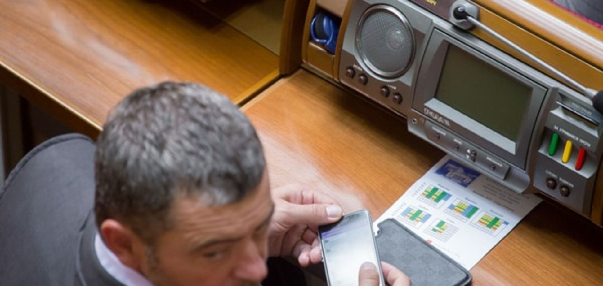 Депутата поймали на торговле салом во время заседания Рады: фотофакт