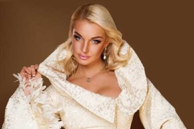 Волочкова заявилась в школу к дочери в сценическом наряде