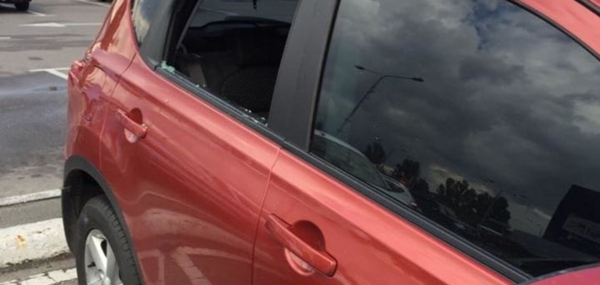 В Киеве возле ТРЦ за 5 минут обокрали автомобиль