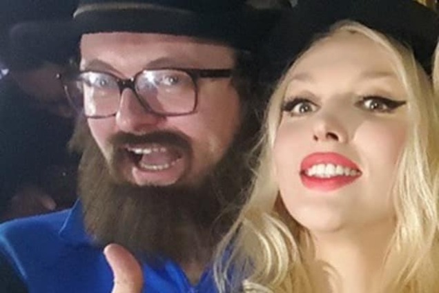 Оля Полякова в спортивном костюме и с бородой поздравила DZIDZIO с днем рождения