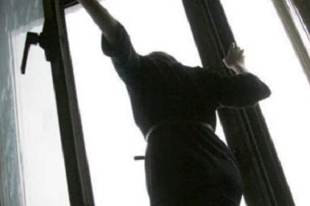 В Киеве девушка выбросилась из окна после ссоры с любимым