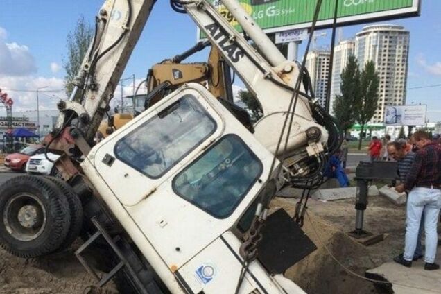 В Киеве экскаватор провалился под землю: фото с места ЧП
