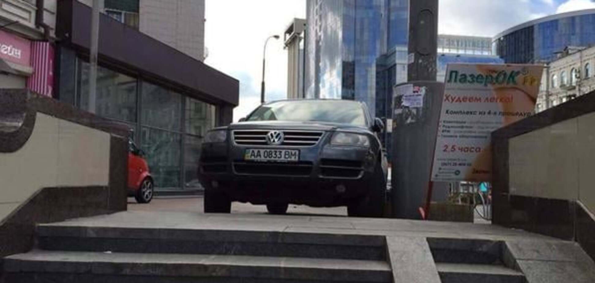 'Герои парковки' начали блокировать подземные переходы: фото нарушителей