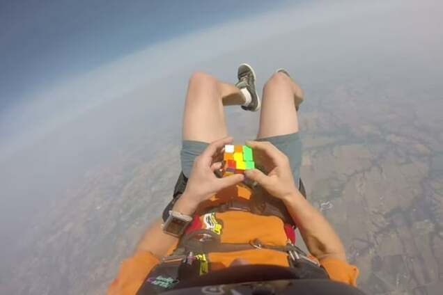 Парашютист собрал кубик Рубика во время падения: опубликовано видео