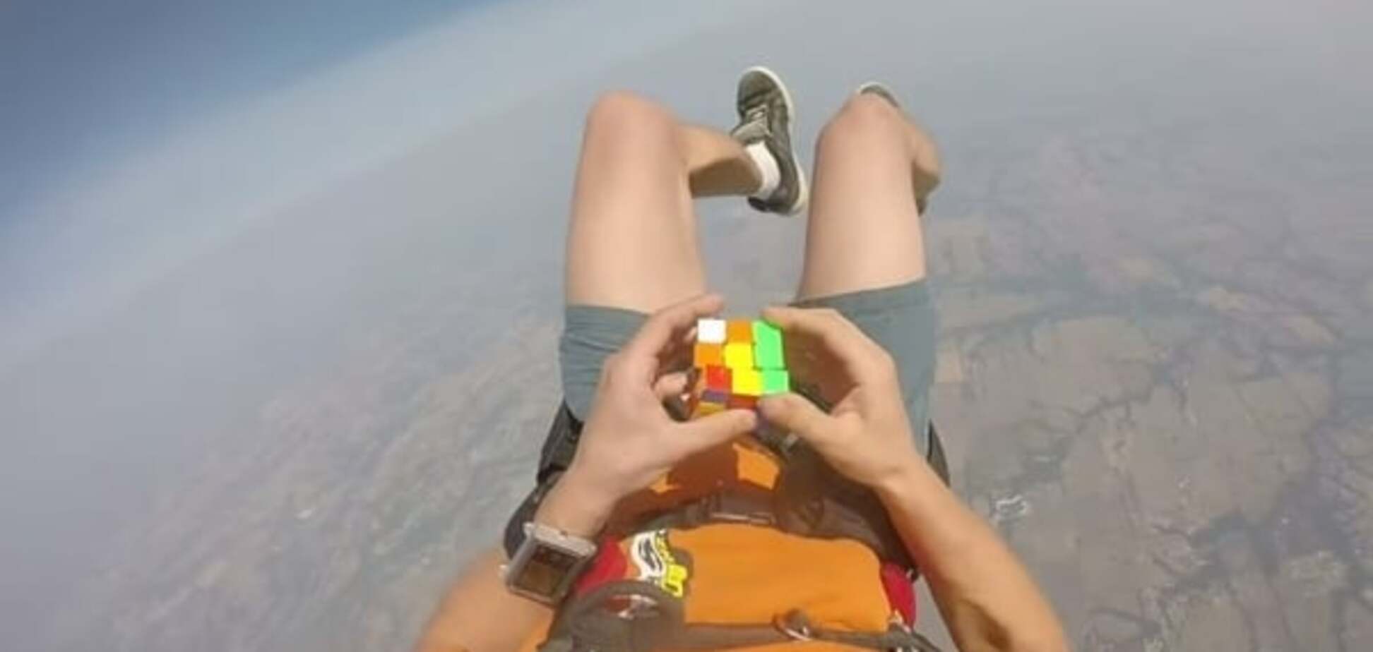 Парашутист зібрав кубик Рубіка під час падіння: опубліковано відео