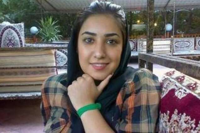 В Ірані дівчину засудять на 12 років за рукостискання з чоловіком