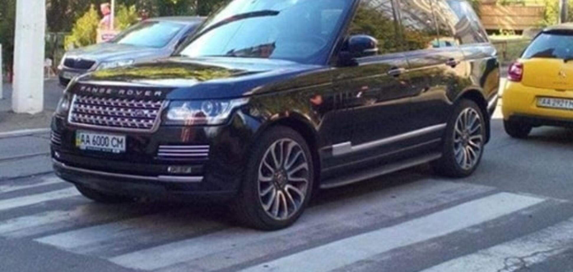 'Плевать на всех': в Киеве Range Rover 'съел' пешеходный переход