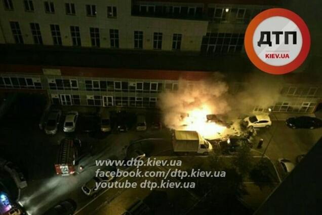 В Киеве возле торгового центра сгорели два автомобиля: фотофакт