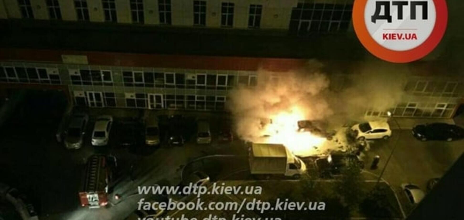 В Киеве возле торгового центра сгорели два автомобиля: фотофакт
