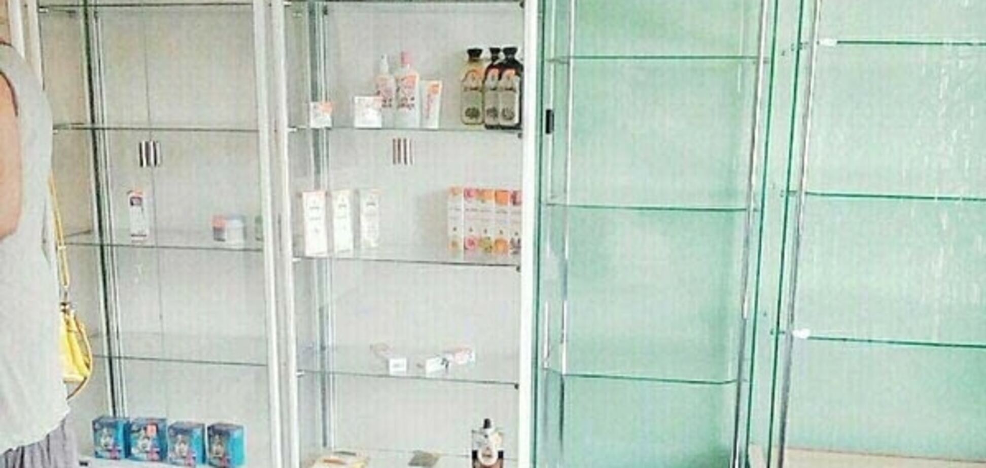 Журналісти показали порожні полиці луганських аптек: фотофакт