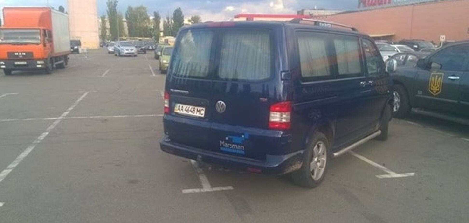 'Парковка по-марсиански': киевлянин 'захватил' сразу три места