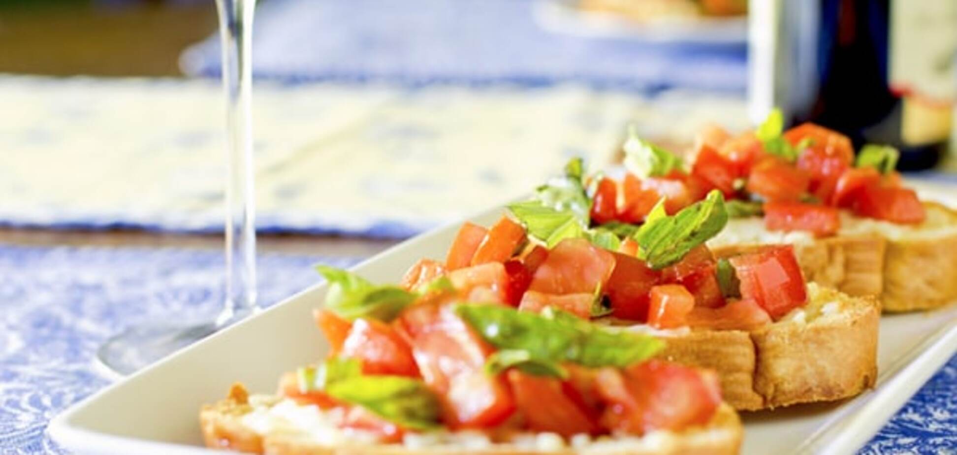 Кростіні з помідорами: приголомшлива італійська закуска з хліба і томатів