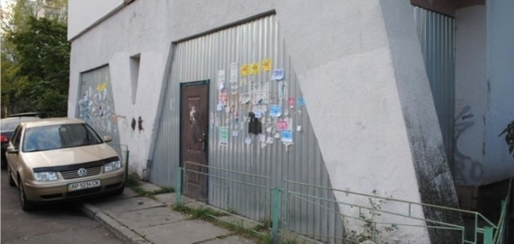 'Найрозумніший'? Киянин влаштував собі сарай під багатоповерхівкою: фотофакт