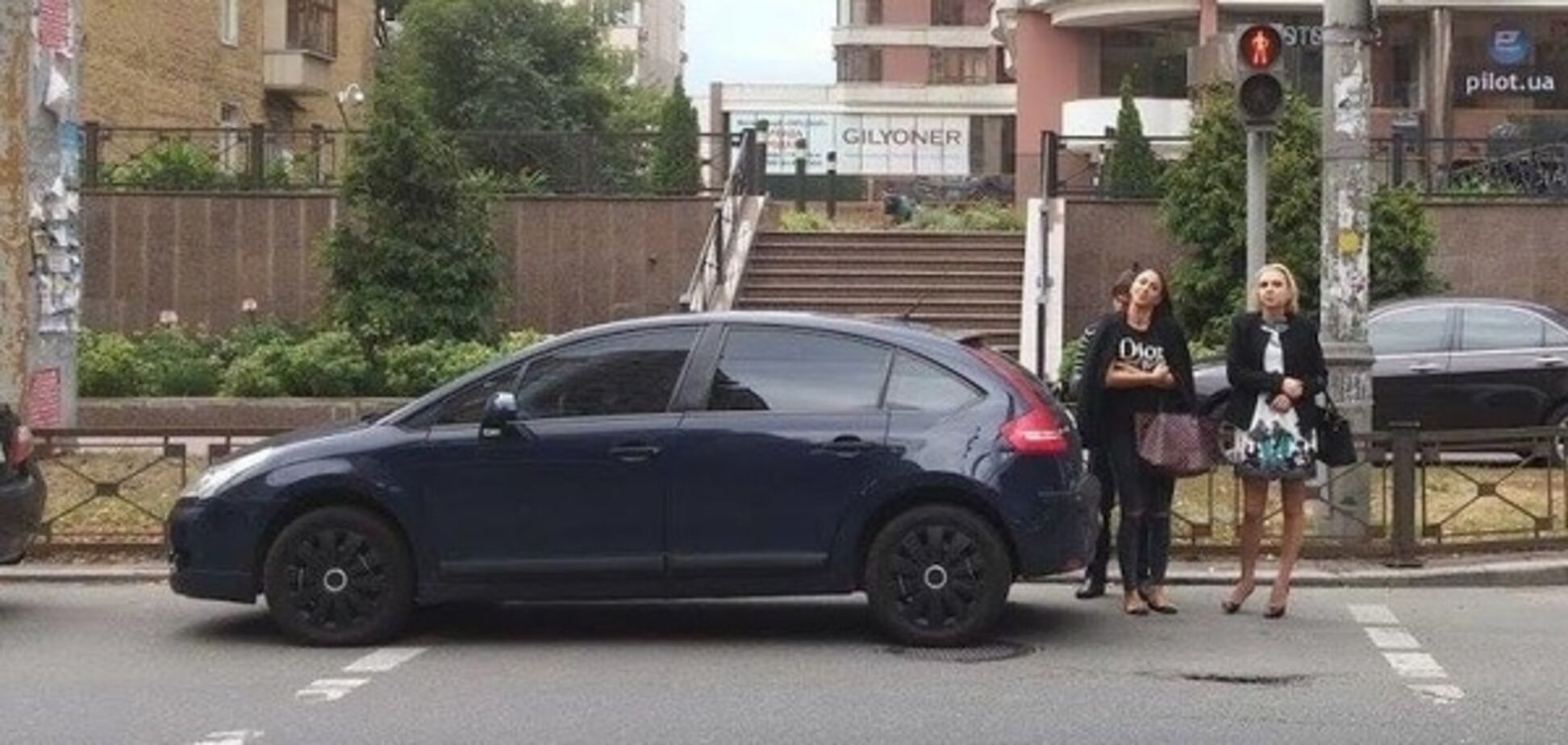 'Королева парковки' заставила киевлян обходить свое авто