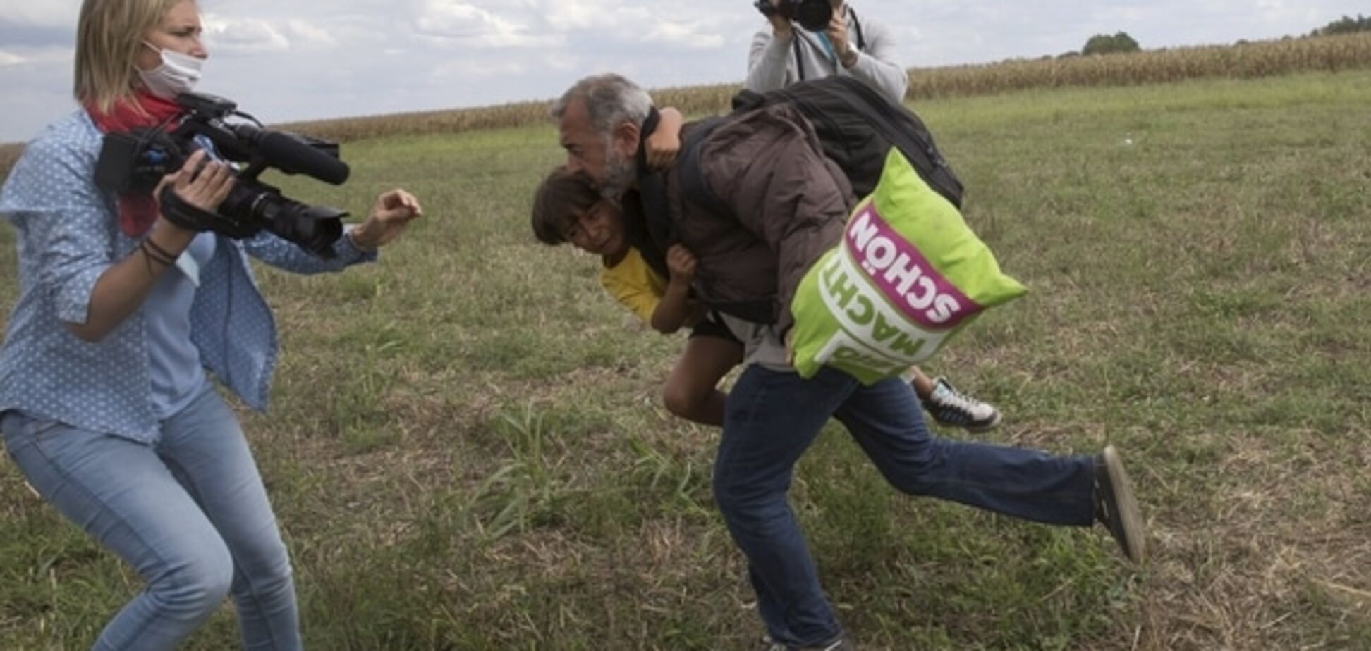 'Я безробітна. Мені шкода': екс-оператор угорського каналу вибачилася за підніжку біженцю з дитиною