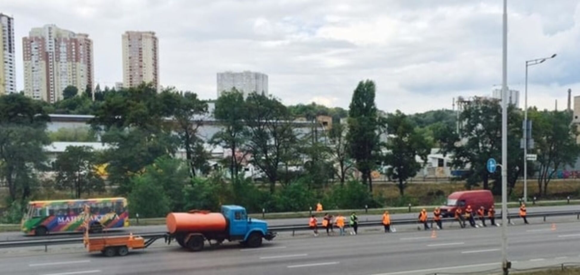 На трассе в Конча-Заспу застукали ленивых коммунальщиков: фотофакт