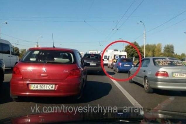 В Киеве скорая помощь застряла в пробке из-за автохамов: фотофакт