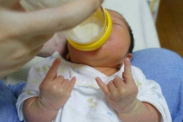 Малышка в возрасте 10 дней показала папе-музыканту знаменитый знак рокеров