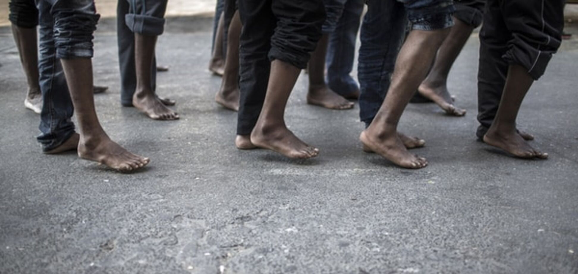 В Италии прошел 'марш босоногих' в поддержку мигрантов: опубликованы фото и видео