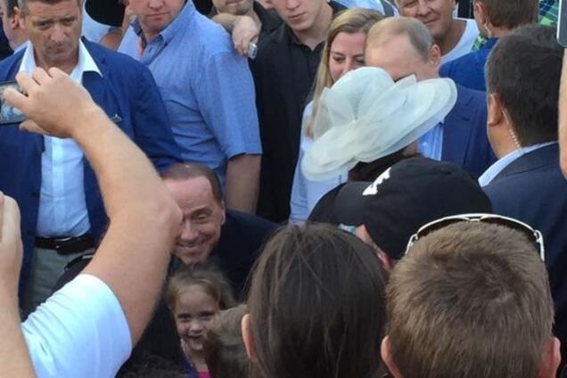 Сфотографировался и ушел пить: журналист показал, как Берлускони отдыхает в Крыму