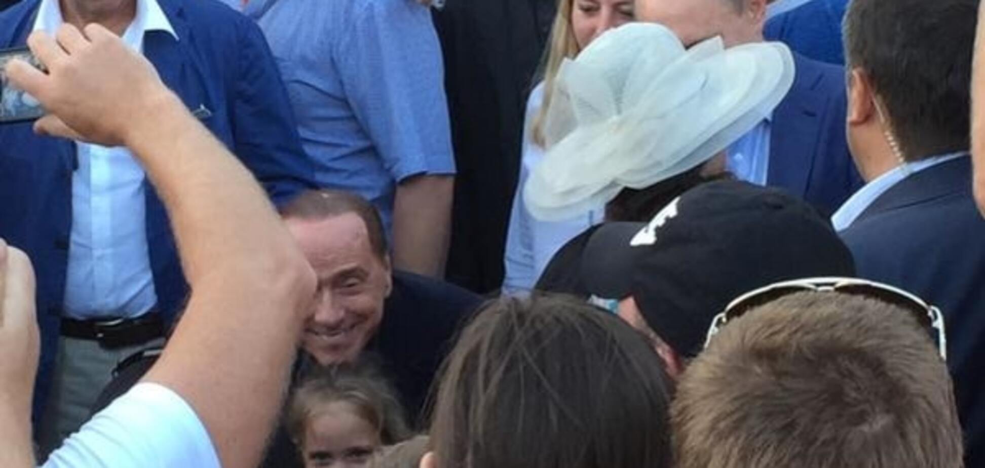 Сфотографировался и ушел пить: журналист показал, как Берлускони отдыхает в Крыму