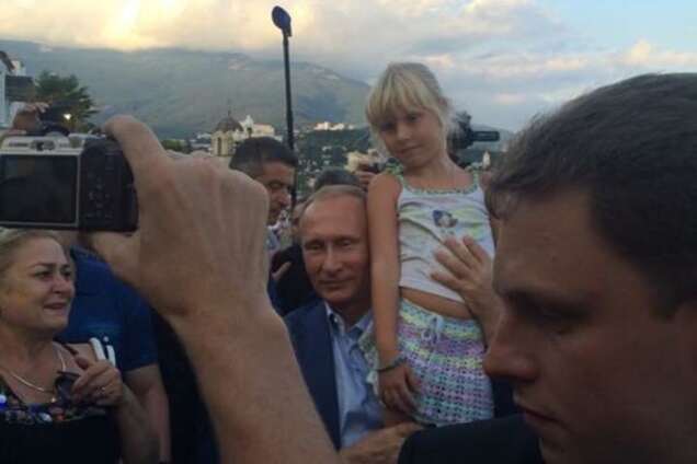 Соцсети высмеяли фото Путина с крымской девочкой