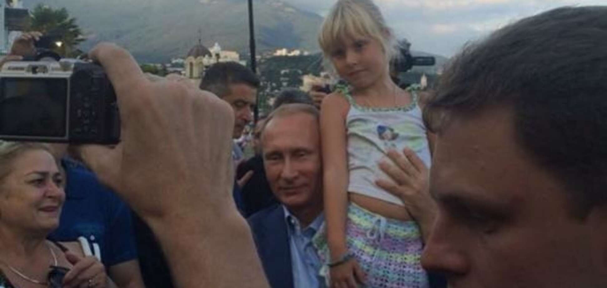 Соцмережі висміяли фото Путіна з кримською дівчинкою
