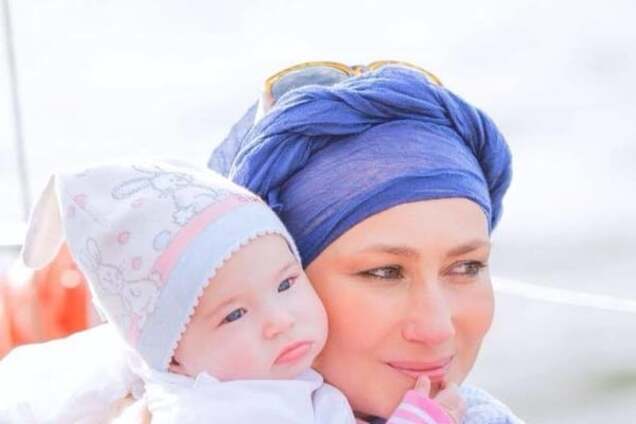 Алена Мозговая показала 6-месячную дочку: фото очаровательной малышки