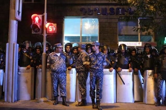 Силовики розігнали 'тарифний Майдан' в Єревані: десятки затриманих