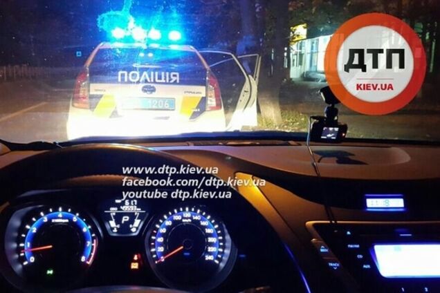 Драка, скандал и лицом об асфальт: патрульные в Киеве задержали курцов марихуаны