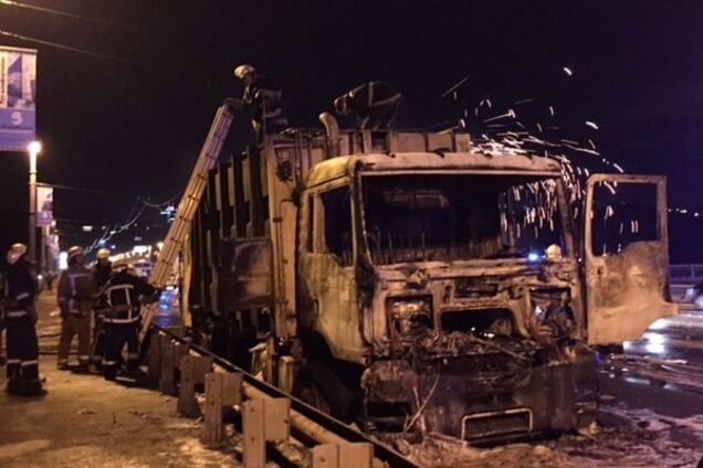 В Киеве на мосту Патона сгорел мусоровоз: фото с места ЧП