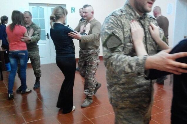 Бойцы АТО танцевали аргентинское танго на передовой: опубликованы фото