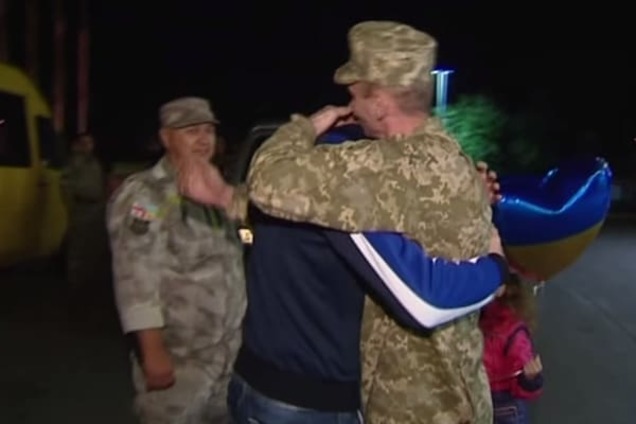 Как встречали бойцов АТО, которые провели год в плену: опубликовано видео