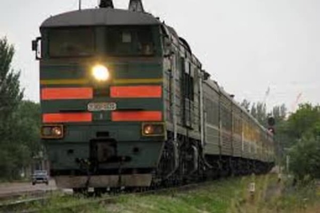 У Києві чоловік 'зіткнувся' з поїздом і вижив